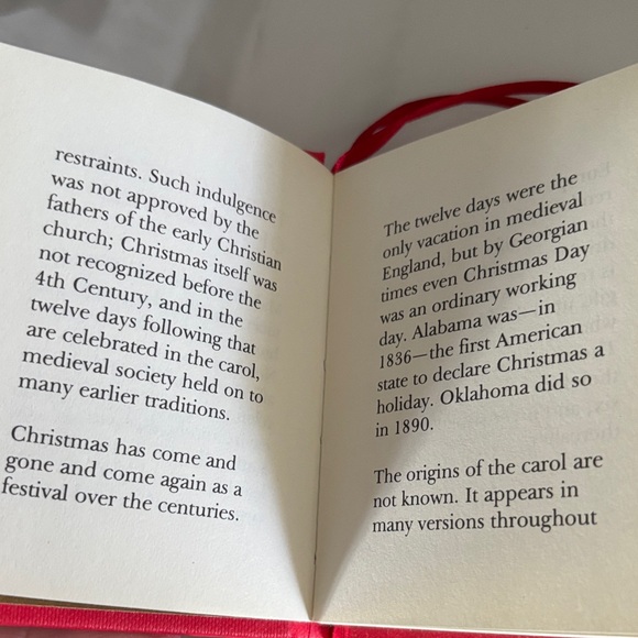 Red 'The Twelve Days of Christmas' Book - Picture 4 of 12